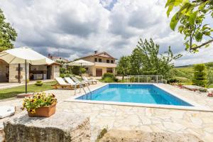 Bazén v ubytování Family friendly house with a swimming pool Rakotule, Central Istria - Sredisnja Istra - 17418 nebo v jeho okolí