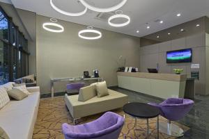 a lobby with a waiting room with purple chairs at Living Sion in Belo Horizonte