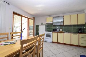 Kuchyň nebo kuchyňský kout v ubytování Apartment Drage 17392a