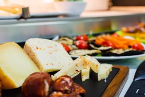 un piatto di alimenti con formaggio e verdure su un tavolo di B&B Vanity a Tropea
