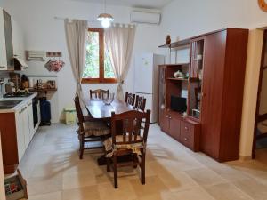 - une cuisine avec une table et des chaises en bois dans la chambre dans l'établissement Villa San Michele, à San Pietro in Bevagna