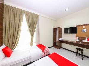 um quarto de hotel com uma cama e uma televisão em Super OYO Capital O 812 Hotel SMC Seksyen 13 em Shah Alam