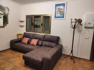 a living room with a brown couch in a room at Casa vacacional Renacer in Gran Tarajal