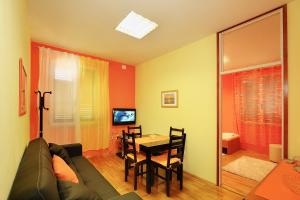 sala de estar con sofá y mesa en Apartment Split 17386a en Split
