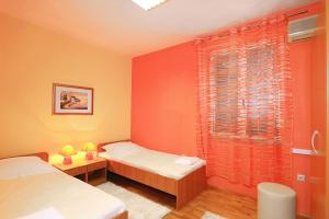 Habitación con 2 camas y ventana en Apartment Split 17386a en Split