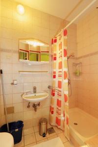y baño con lavabo, aseo y ducha. en Apartment Split 17386a en Split