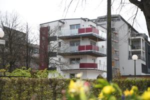 un edificio blanco con balcones rojos en un lateral en Boarding House Zweibrücken, en Zweibrücken