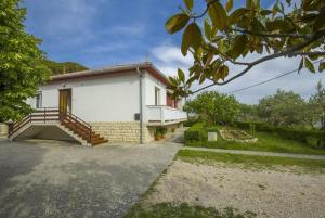 Το κτήριο όπου στεγάζεται  ο ξενώνας +8 φωτογραφίες