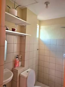 Ένα μπάνιο στο Pet Friendly Transient along Ortigas Ext