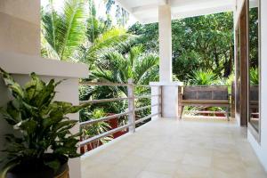 八丹拜的住宿－CASA MIMBA - Seaview Private Pool Villa Padangbai，享有树木和植物景致的门廊