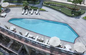 Výhled na bazén z ubytování Opera Grand - 2BR Apartment - Allsopp&Allsopp nebo okolí