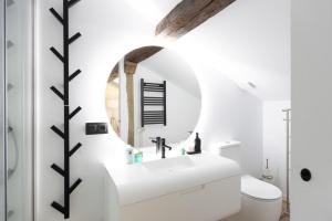 Casa Pepin في Polientes: حمام مع حوض أبيض ومرآة