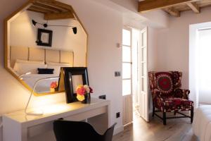 a room with a mirror and a bed and a chair at Casa Pepin in Polientes