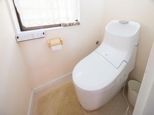 a white toilet in a bathroom with a window at Villa LIGHT HOUSE -館山 LIGHT HOUSE- ペット可 in Susaki