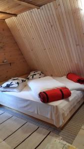 Bett in einem Zimmer mit Holzdecke in der Unterkunft Ismar&Hanna in Vlasic