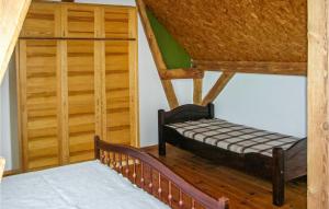 een kamer met een bed en een trap bij Amazing Home In Nowe Warpno With Kitchen in Nowe Warpno