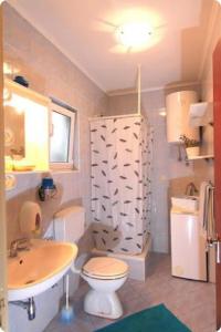 Baño pequeño con aseo y lavamanos en Apartment Lopud 17200a, en Lopud Island