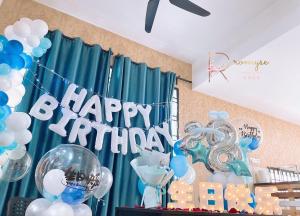 una fiesta de cumpleaños con globos azules y blancos y un signo de feliz cumpleaños en Entire House Best Desaru Beach & Bandar Penawar Homestay Waterpark Instamass en Kangkar Chemaran