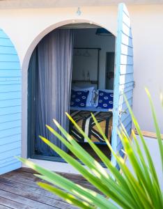 Blick auf ein Schlafzimmer von der Veranda eines Hauses in der Unterkunft O Petit Monde in Sanary-sur-Mer
