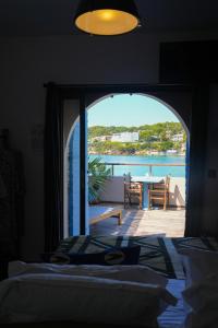 ein Schlafzimmer mit Blick auf das Wasser und einem Tisch in der Unterkunft O Petit Monde in Sanary-sur-Mer