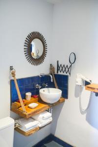 サナリー・シュル・メールにあるオ プチ モンドのバスルーム(洗面台、壁掛け鏡付)