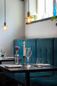 una mesa con copas de vino y una vela en ella en Hotel Onni en Porvoo