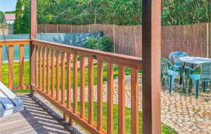 una terrazza con tavolo, sedie e recinzione di Awesome Home In Mscice With Wifi a Mścice