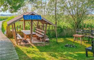 un gazebo in legno con tavolo da picnic e insegna blu di Awesome Home In Mscice With Wifi a Mścice