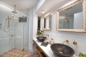 a bathroom with two sinks and a shower at Lovestone Cottages Montville in Montville