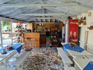 un restaurant avec deux tables et un réfrigérateur dans l'établissement Hotel Rai, à Obrochishte