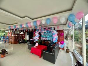une pièce avec des ballons et une table avec un panneau dans l'établissement Mount Everest Hotel & Resort Nagarkot, à Nagarkot 117 autres photos