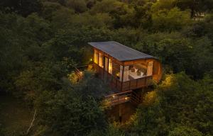 widok na mały domek w lesie w obiekcie Leopard Nest - Glamping in Yala w mieście Yala