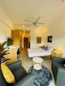 ein Wohnzimmer mit einem Bett und einem Sofa in der Unterkunft Rayong Condo Chain studio room in Ban Pak Khlong Phe