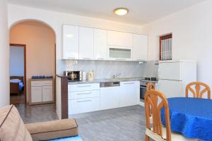 Kuchyňa alebo kuchynka v ubytovaní Apartments by the sea Cove Ostricka luka, Rogoznica - 17086