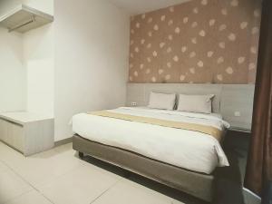 - une chambre avec un grand lit et une tête de lit dans l'établissement Yunna Express, à Geruntang