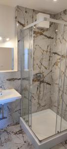 W łazience znajduje się kabina prysznicowa i umywalka. w obiekcie One bedroom penthouse apartment # 82 in the brand new building close to the city center with free parking w Pradze