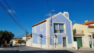 a blue and white building on the side of a street at A Casinha in Caldas da Rainha