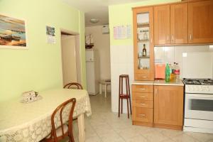 Kuchyň nebo kuchyňský kout v ubytování Seaside holiday house Prigradica, Korcula - 18002