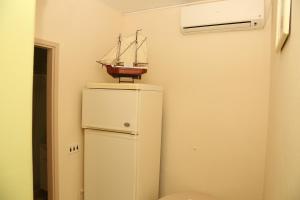 einen kleinen weißen Kühlschrank mit einem Boot darüber in der Unterkunft Seaside holiday house Prigradica, Korcula - 18002 in Blato
