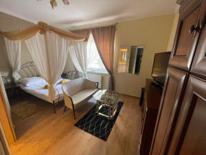 Sala de estar con cama, silla y mesa en Apartamenty Konopnicka, en Bydgoszcz