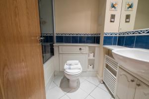 a bathroom with a toilet and a sink at Stay Saint Paul's in London