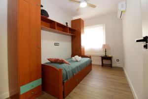 - une chambre avec des lits superposés et une étagère dans l'établissement Fuengirola, sol y playa., à Fuengirola
