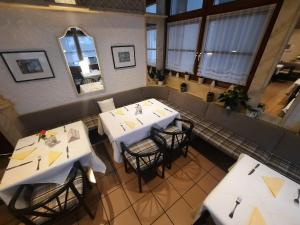 an overhead view of a restaurant with tables and chairs at Hotel Lamm in Nufringen