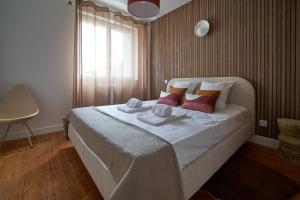 1 dormitorio con 1 cama grande y toallas. en *Green Organic* Balcon & Garage, en Clermont-Ferrand