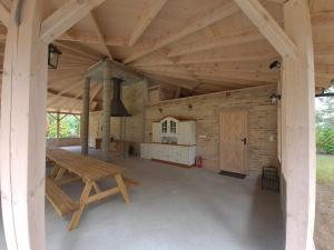un grande padiglione con tavolo e fienile di Domek Leśny bungalow a Rudawica