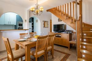 Kuchyň nebo kuchyňský kout v ubytování Heads 2 Holiday Homes Townhouse