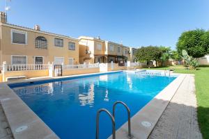 Bazén v ubytování Heads 2 Holiday Homes Townhouse nebo v jeho okolí