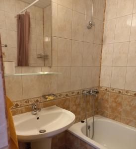 y baño con lavabo, aseo y bañera. en Vega Village Ap A8 en Sveti Vlas