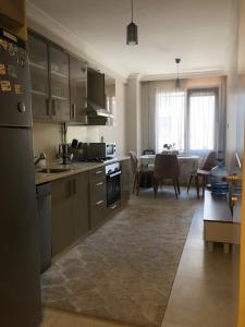 伊斯坦堡的住宿－Alsama Apart No 88，带不锈钢用具的厨房和用餐室