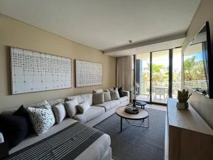 sala de estar con sofá blanco y mesa en Juliette 208, en Ciudad del Cabo
